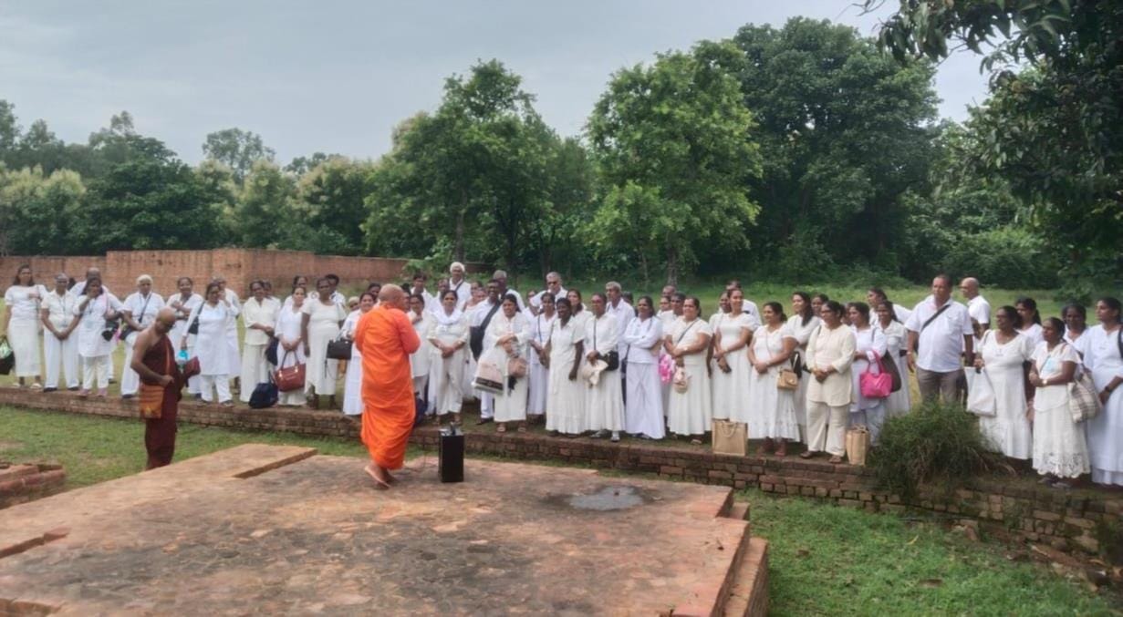 गंधकुटी पर पूजा करते अनुयायी