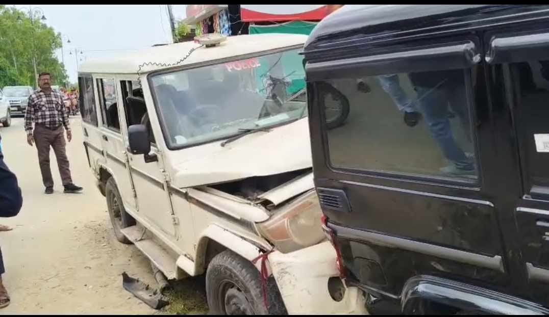 गांव बरसीन में पुलिस की गाड़ी की नई बोलेरो गाड़ी के साथ हुई टक्कर