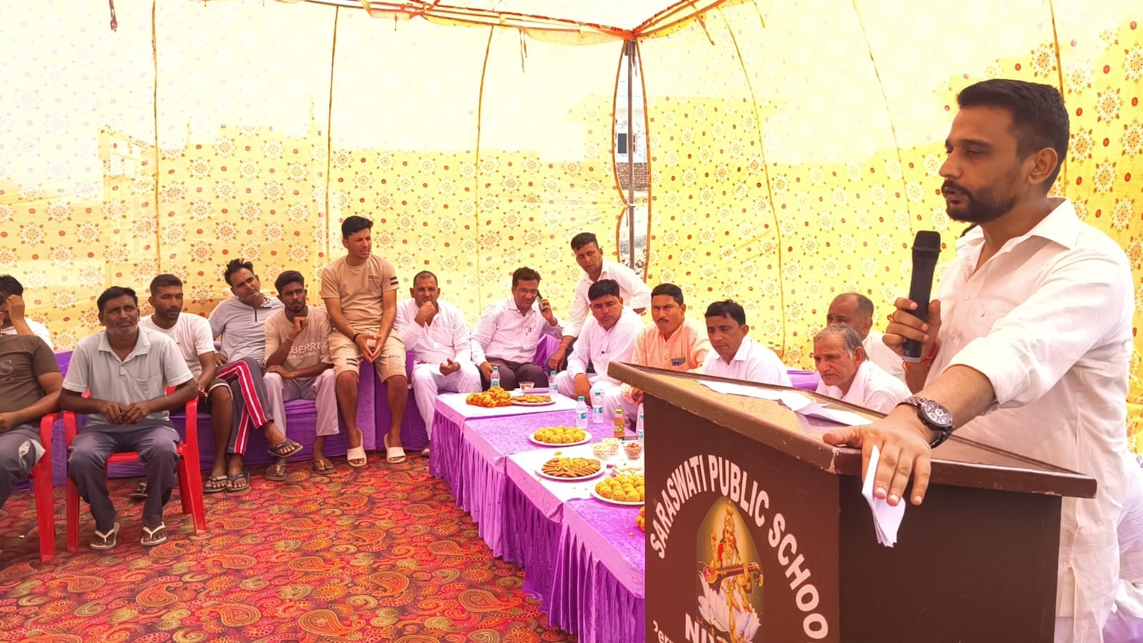 गांव न्याणा में ग्रामीणों को संबोधित करते मंत्री रणबीर गंगवा के बेटे संजीव गंगवा।