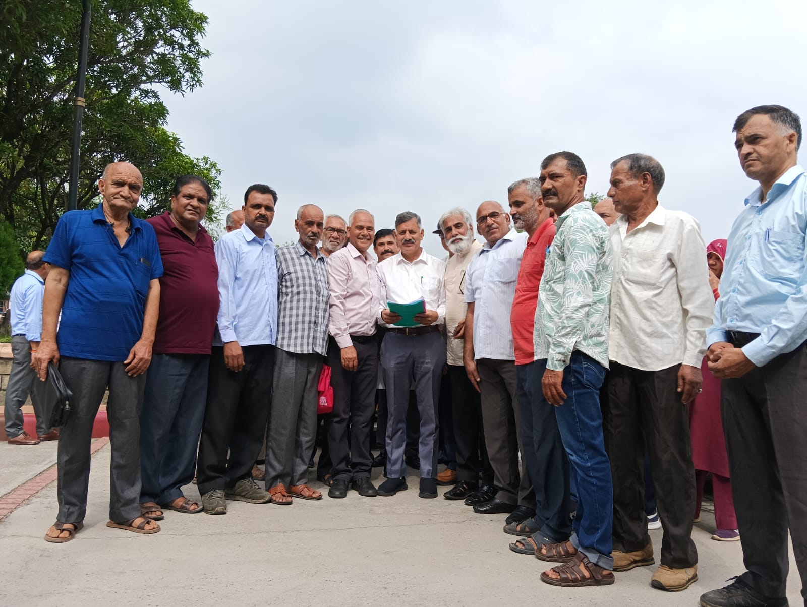 घुमारवीं में मंत्री राजेश धर्माणी से मिलने पहुंचे कल्याणा वार्ड के लोग। संवाद