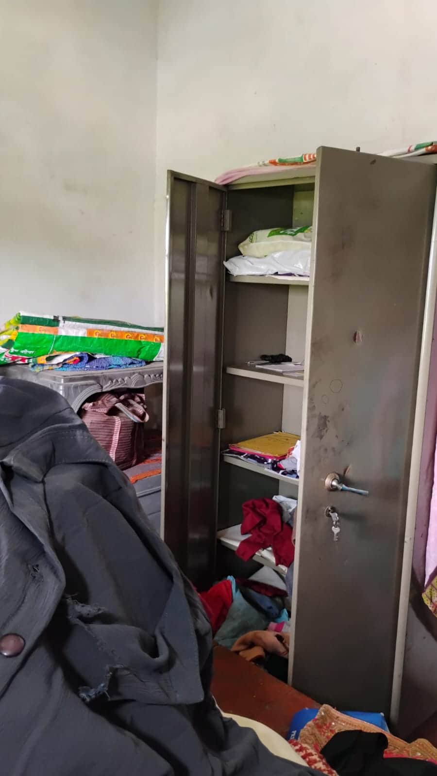 Jewelry worth 3 lakh and 50,000 in cash stolen after cutting the window grille.