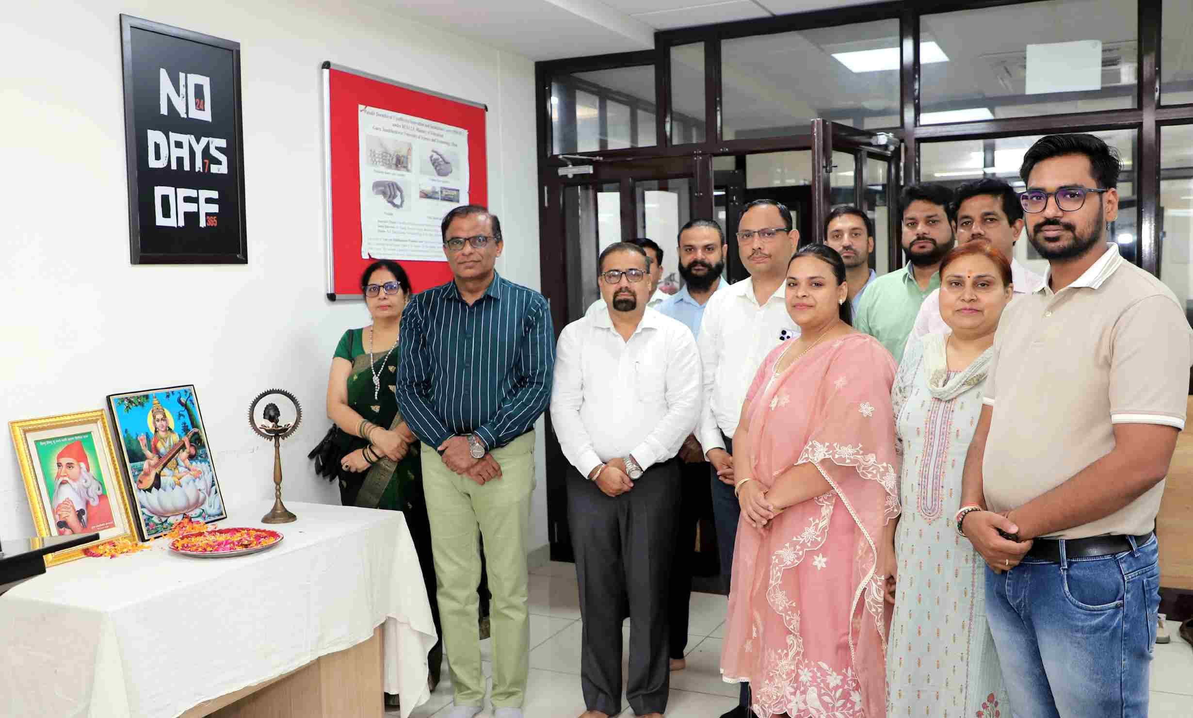 हिसार। लुवास में आयोजित ओरिएंटेशन प्रोग्राम कार्यक्रम के शुभारंभ पर दीप प्रज्वलित करते हुए आयोज