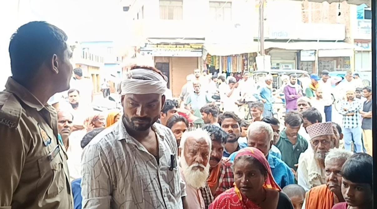 इकौना कस्बे में घटना के बाद मौके पर जुटी भीड़।