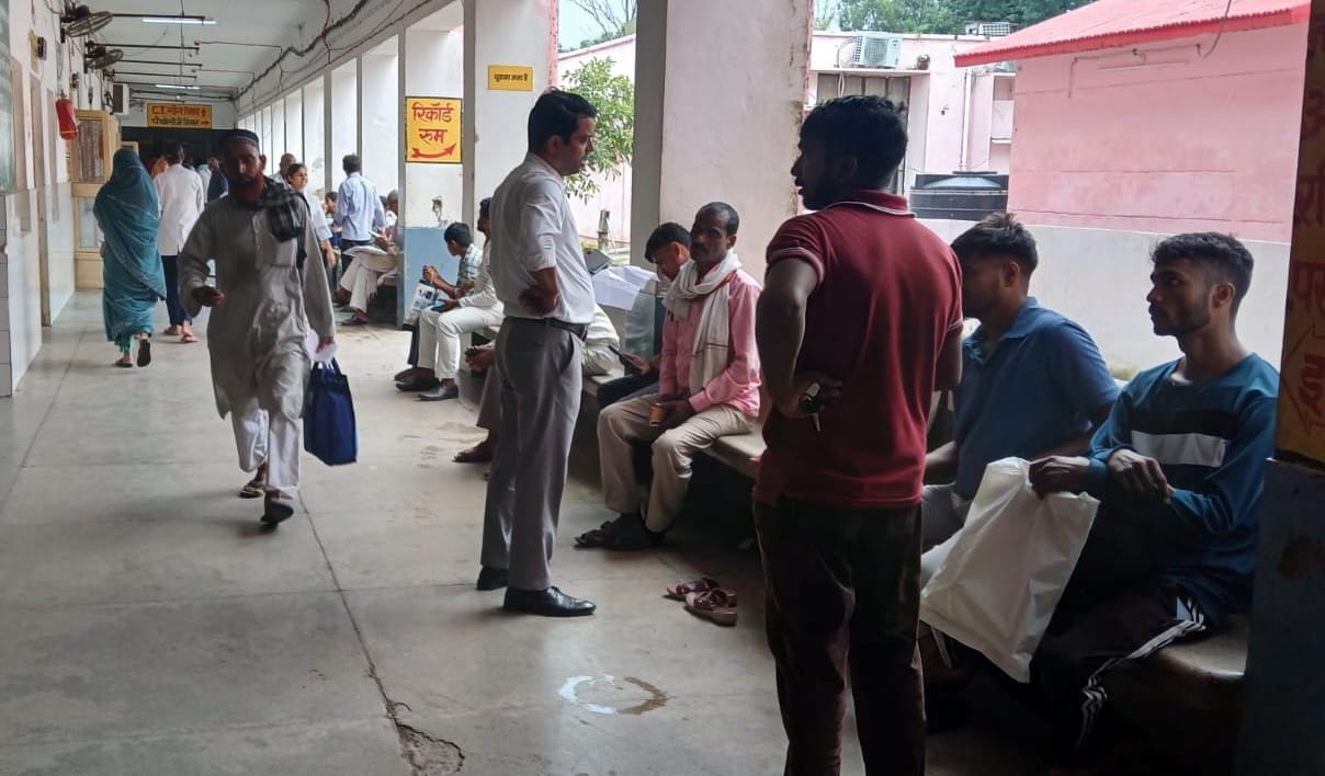जिला अस्पताल की ओपीडी में बैठे मरीज। संवाद