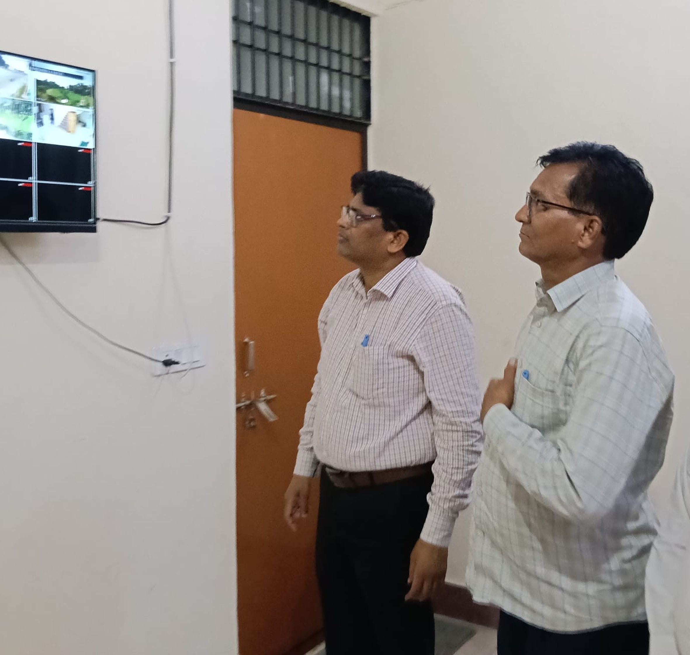 जिला उद्यान अधिकारी कक्ष में बने कंट्रोल रूम से गुरु गोबिंद सिंह पर्यावरणीय उद्यान की निगरानी क