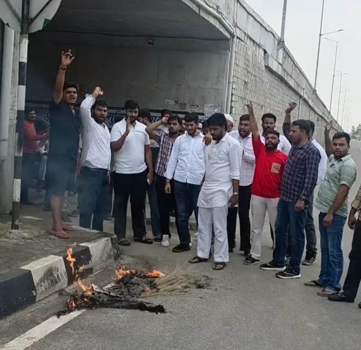 RLD workers burnt Akhilesh Yadav's effigy after he remarked