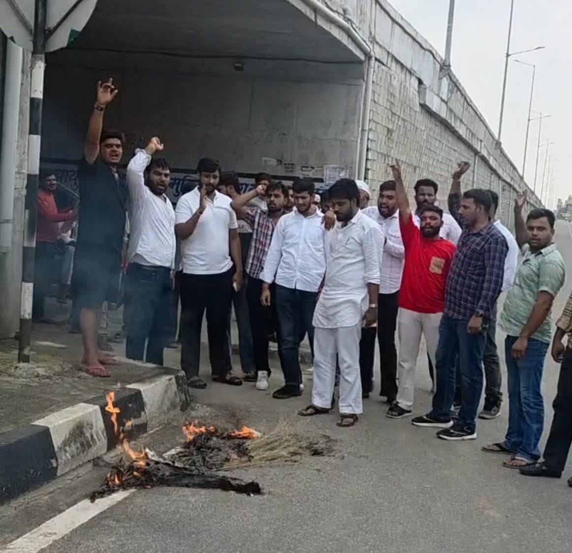 जानसठ के गांव सालारपुर में पूर्व सीएम अखिलेश यादव का पुतला फूंकते युवा रालोद के कार्यकर्ता। स्र