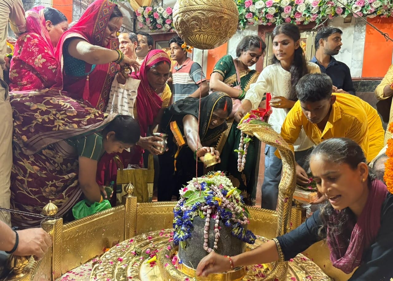 ज्ञानपुर हरिहरनाथ मंदिर पर बाबा का जलाभिषेक करते श्रद्धालु। संवाद