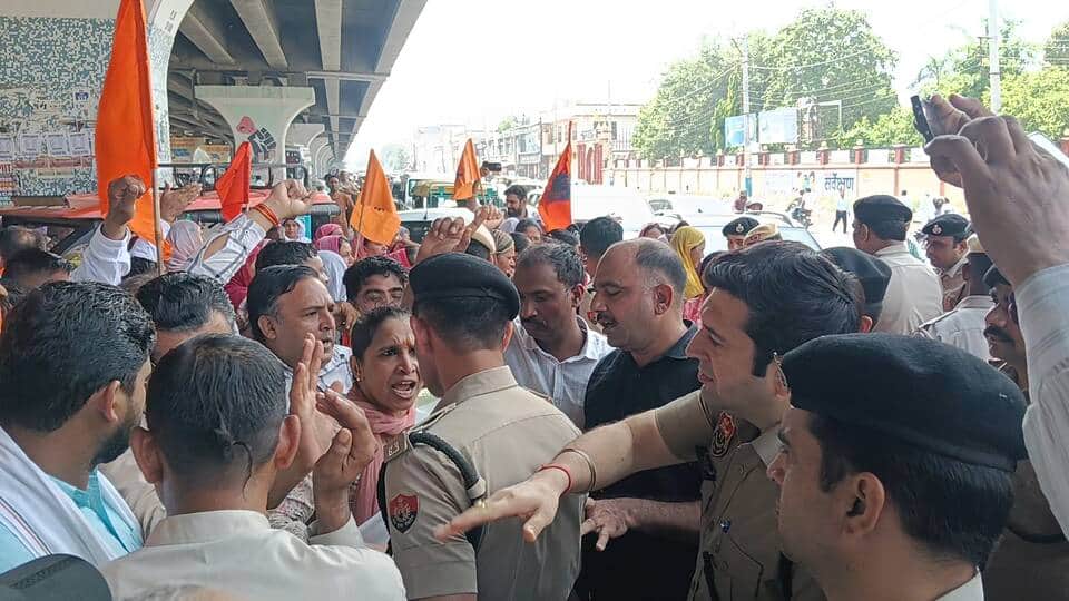 Altercation and commotion between Anganwadi workers and the police.