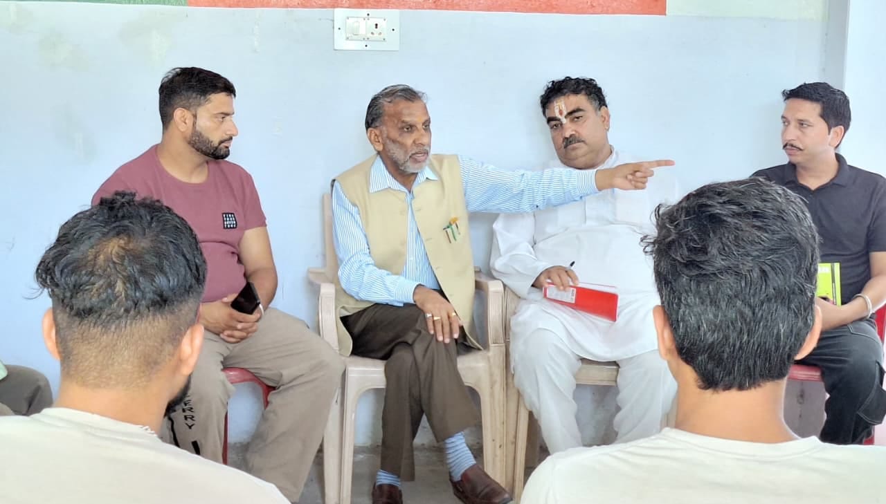 झंडूता में आयोजित भाजपा की बैठक में कार्यकर्ताओं से चर्चा करते विधायक। स्रोत: भाजपा