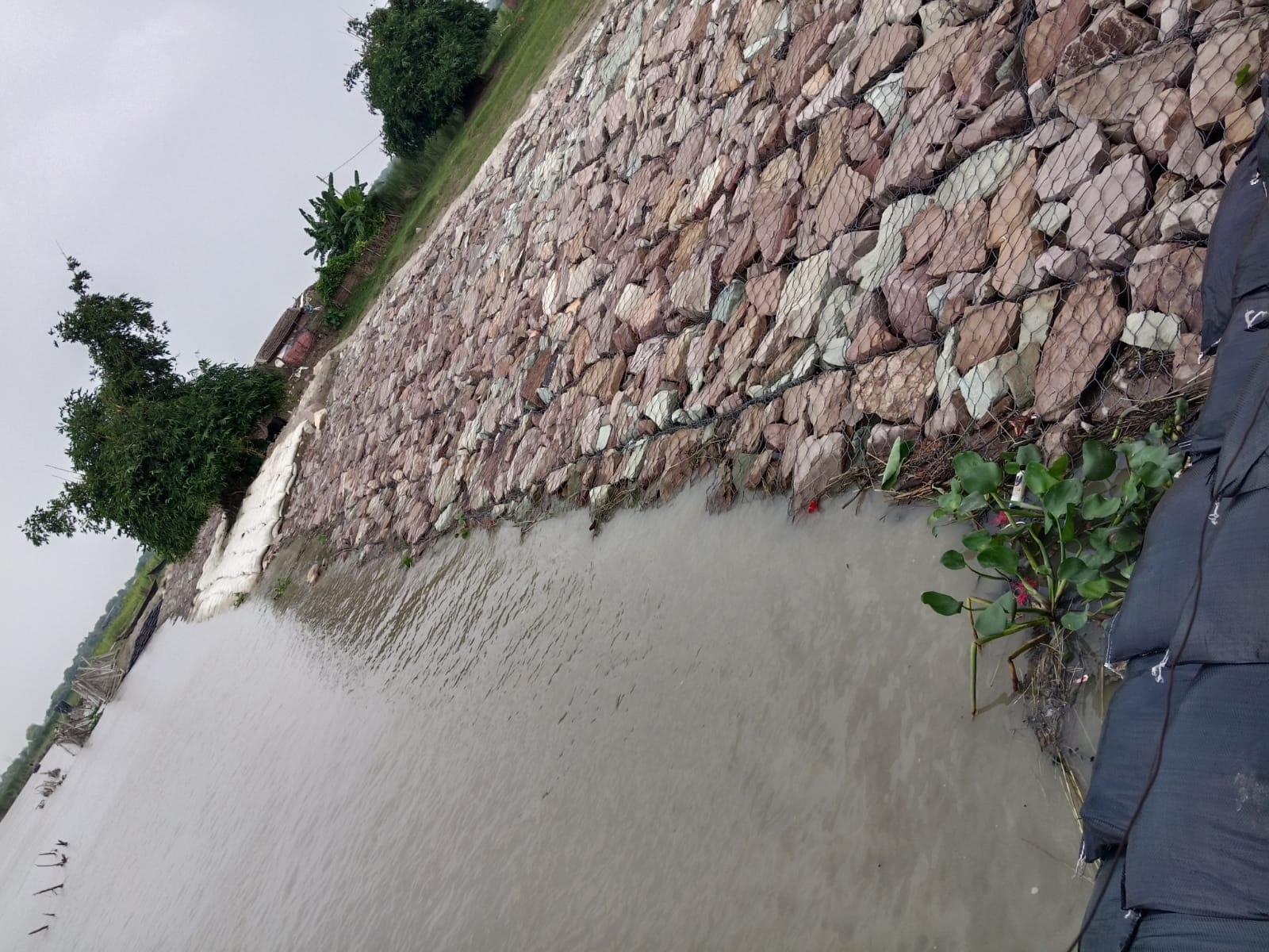 झगरहवा गांव को कटान से बचाने के लिए की गई बोल्डर पीचिंग पर टकरा रहीं लहरें। संवाद