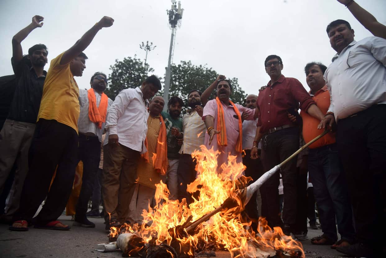 VHP-Bajrang Dal protest against Congress leaders over 'Vande Mataram' insult