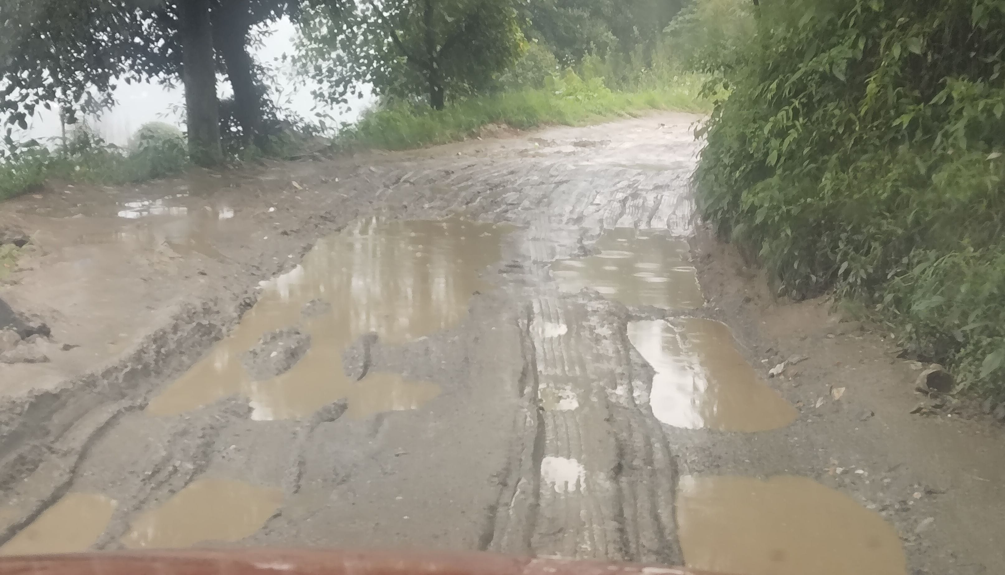 कुंगश-कराणा सडक़ तालाब में तब्दील।
