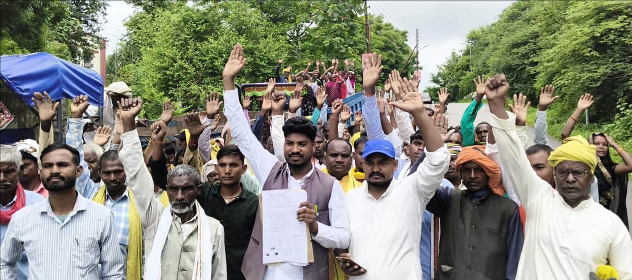 Roads in Belch in poor condition; villagers stage protest to express their opposition.