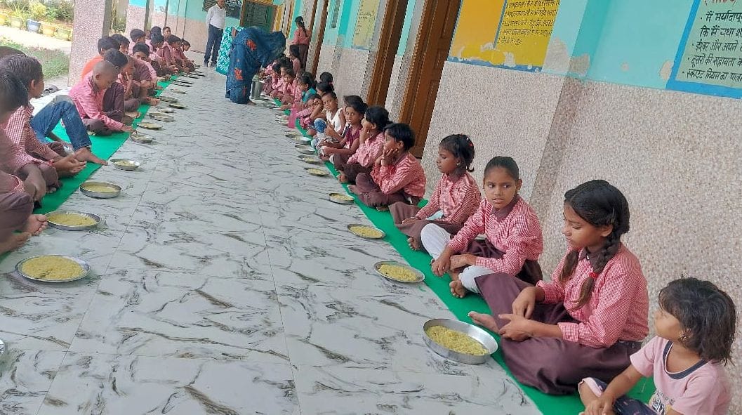 कंपोजिट विद्यालय डेरामूसी में भोजन करते बच्चे