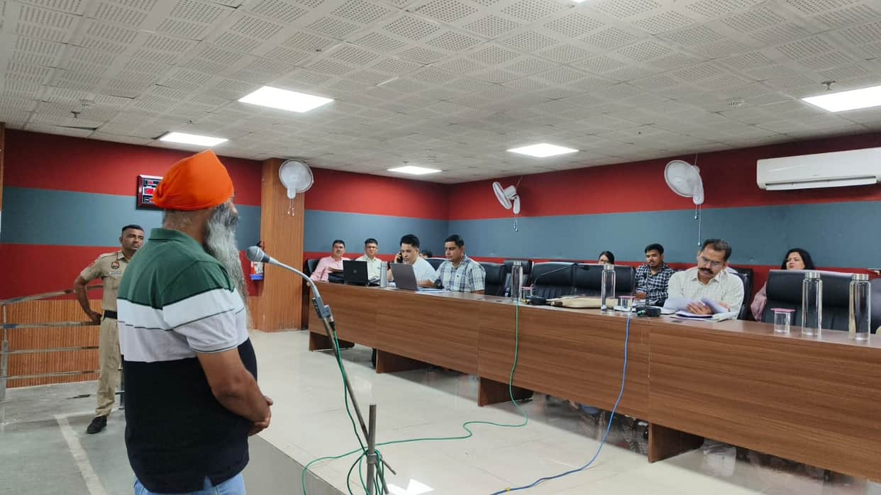 Officials should resolve issues on a priority basis: Deputy Commissioner