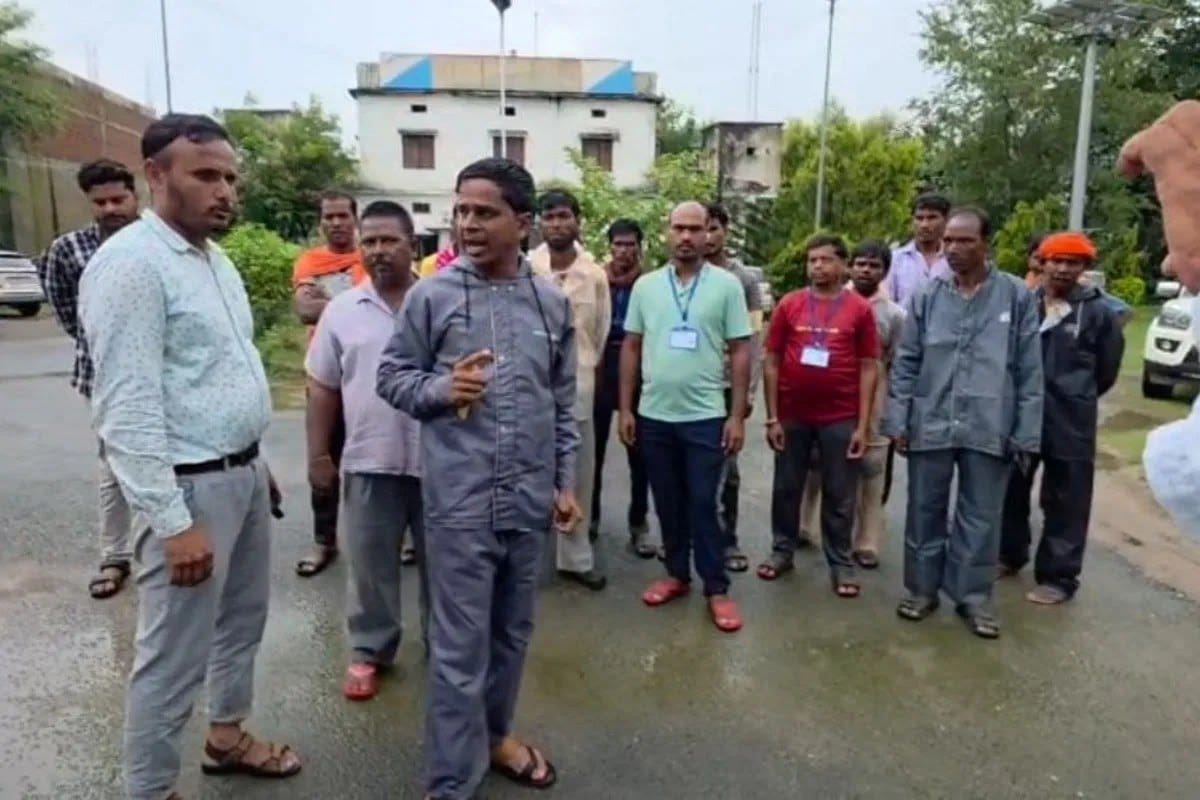 Ambikapur News: Additional Collector Accused of Assault, Workers Reach Police Station, Warn of Protest
