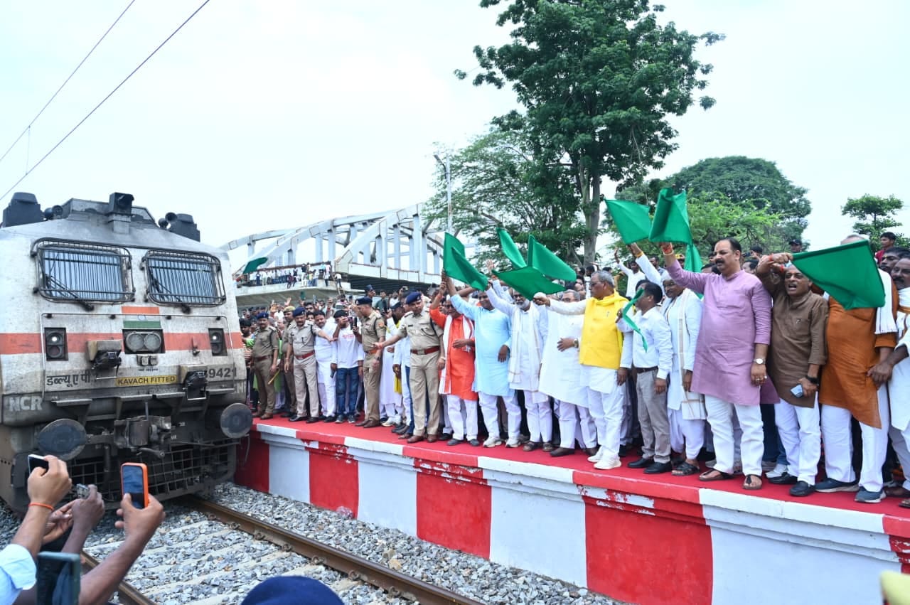 करीमुद्दीनपुर रेलवे स्टेशन पर कामायनी एक्सप्रेस को हरी झंड़ी दिखाकर रवाना करते प्रदेश के पंचायत