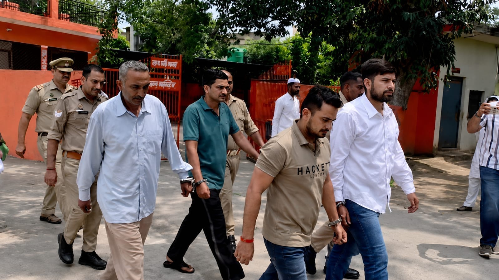 कैराना में अदालत में जाते हत्या के मुजरिम विक्रांत और उसका भाई अर्जुन तथा चचेरा भाई मोनू व पिता