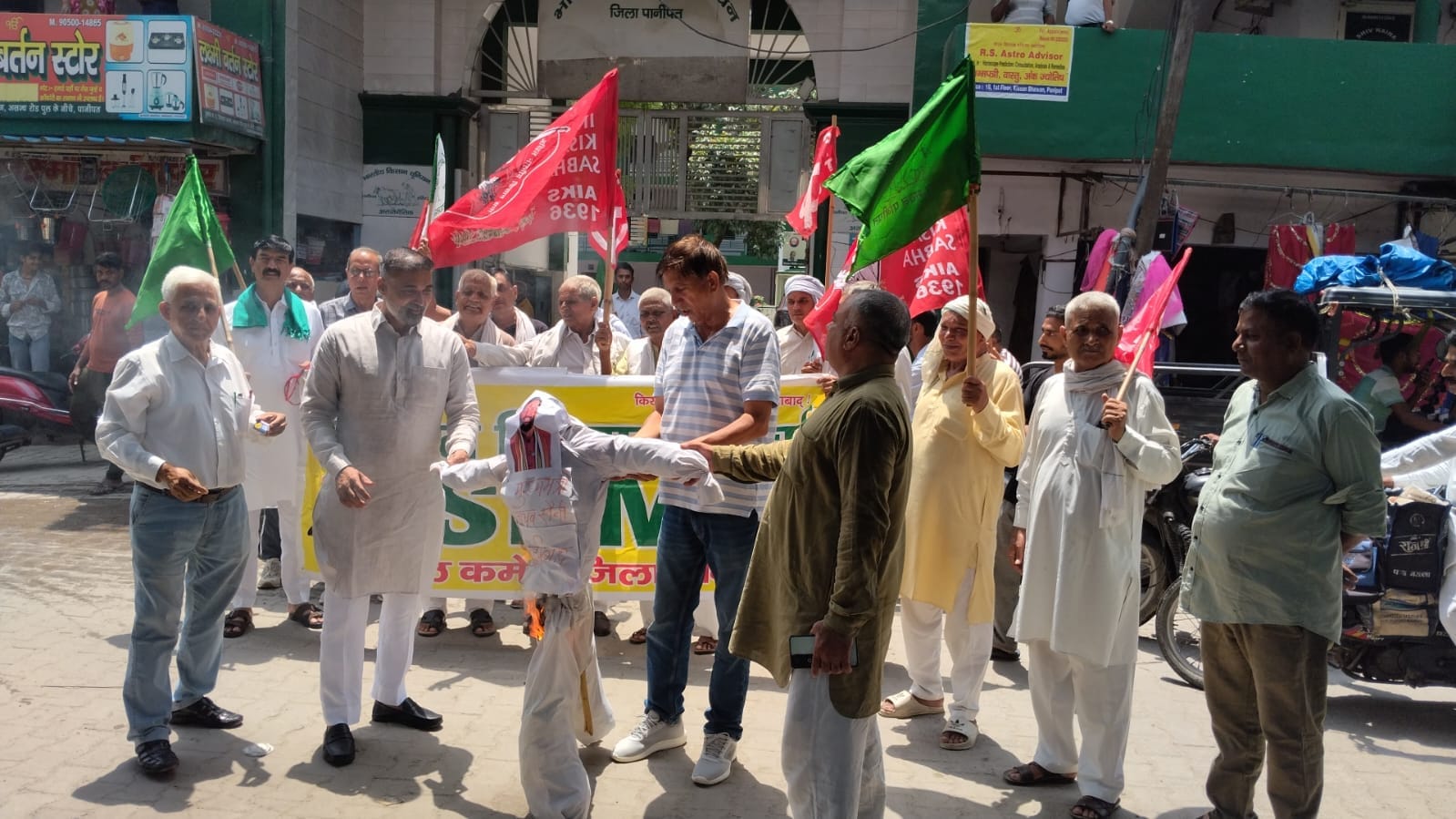किसान भवन के बाहर पुतला फूंकते किसान व मंजूदर संगठन के नेता। स्रोत : संगठन