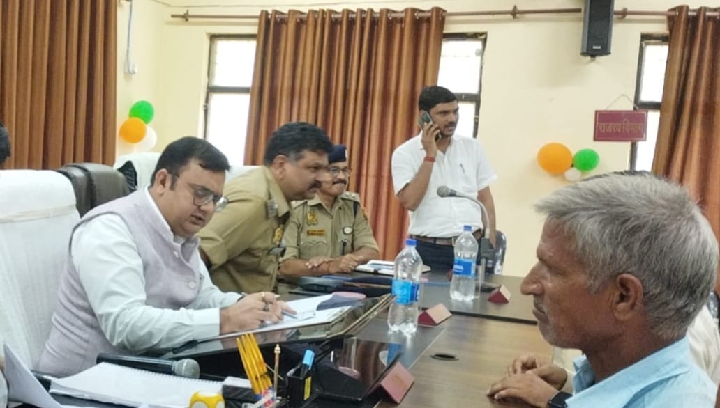 कैसरगंज तहसील में आयोजित समाधान दिवस में समस्याएं सुनते जिलाधिकारी।