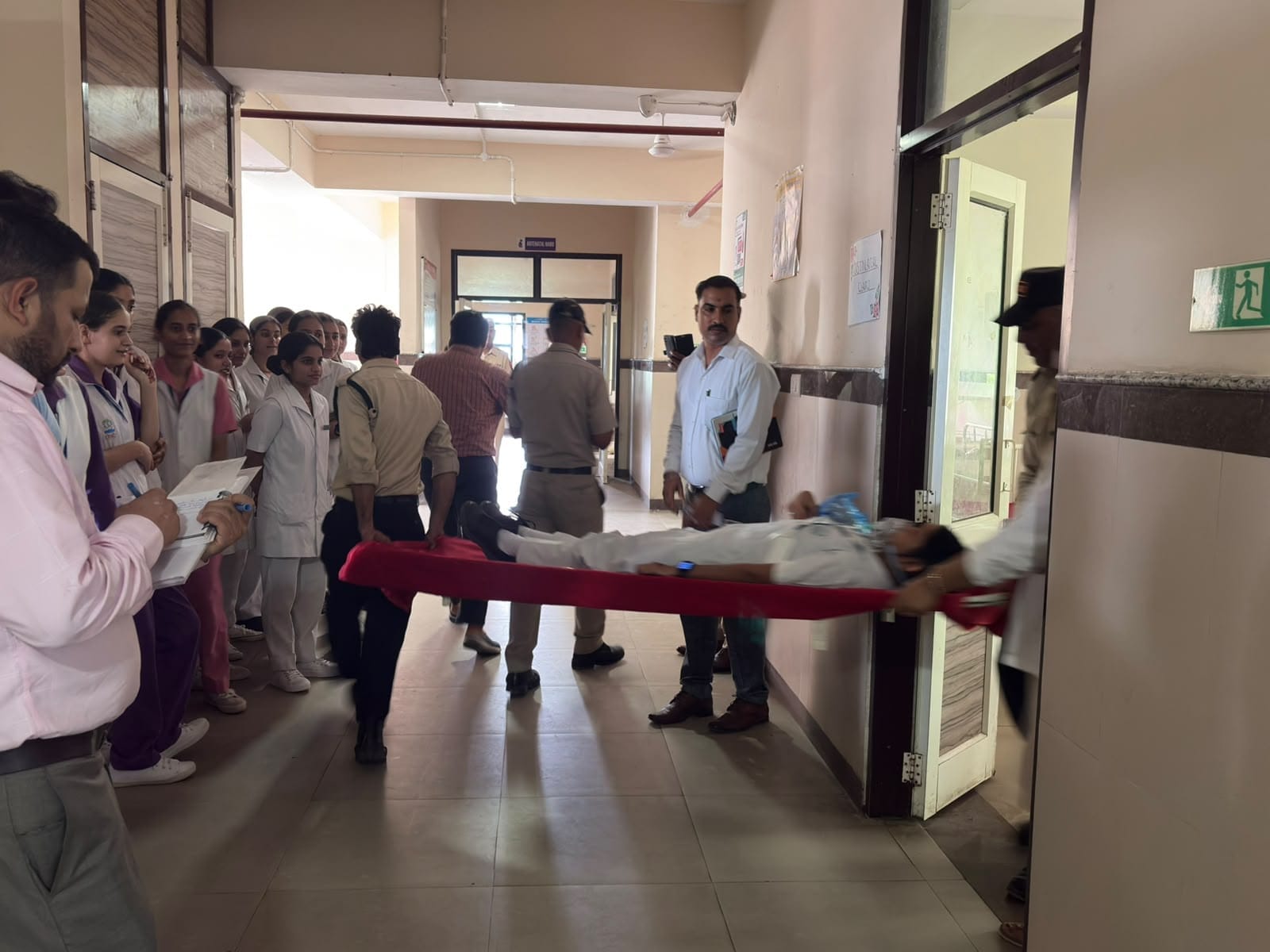 क्षेत्रीय अस्पताल बिलासपुर में आयोजित मॉक ड्रिल में अभ्यास करते सुरक्षाकर्मी। स्रोत: डीपीआरओ