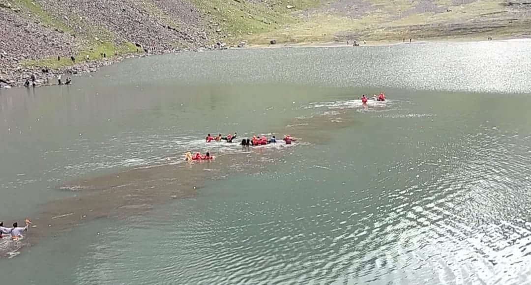 खुंडी मराल डल को पार करने (तोड़ते)  की परंपरा का निर्वहन करते देवगुर।  जागरूक पाठक