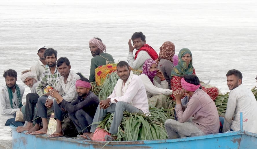 लहरों से लड़ती मजबूरी... मंडावर गंगा किनारे बसे गांवों के लोगों को पशु चारे के लिए उफनाती गंगा 