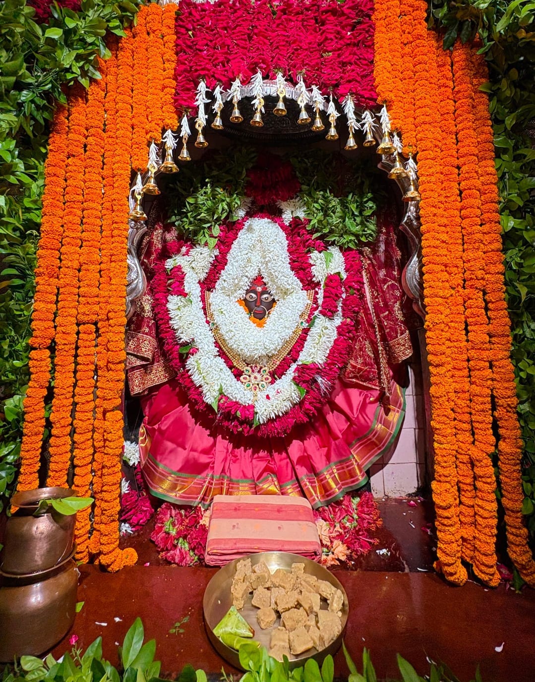 मां शीतला का भव्य रूप श्रृंगार। मंिदर प्रशासन