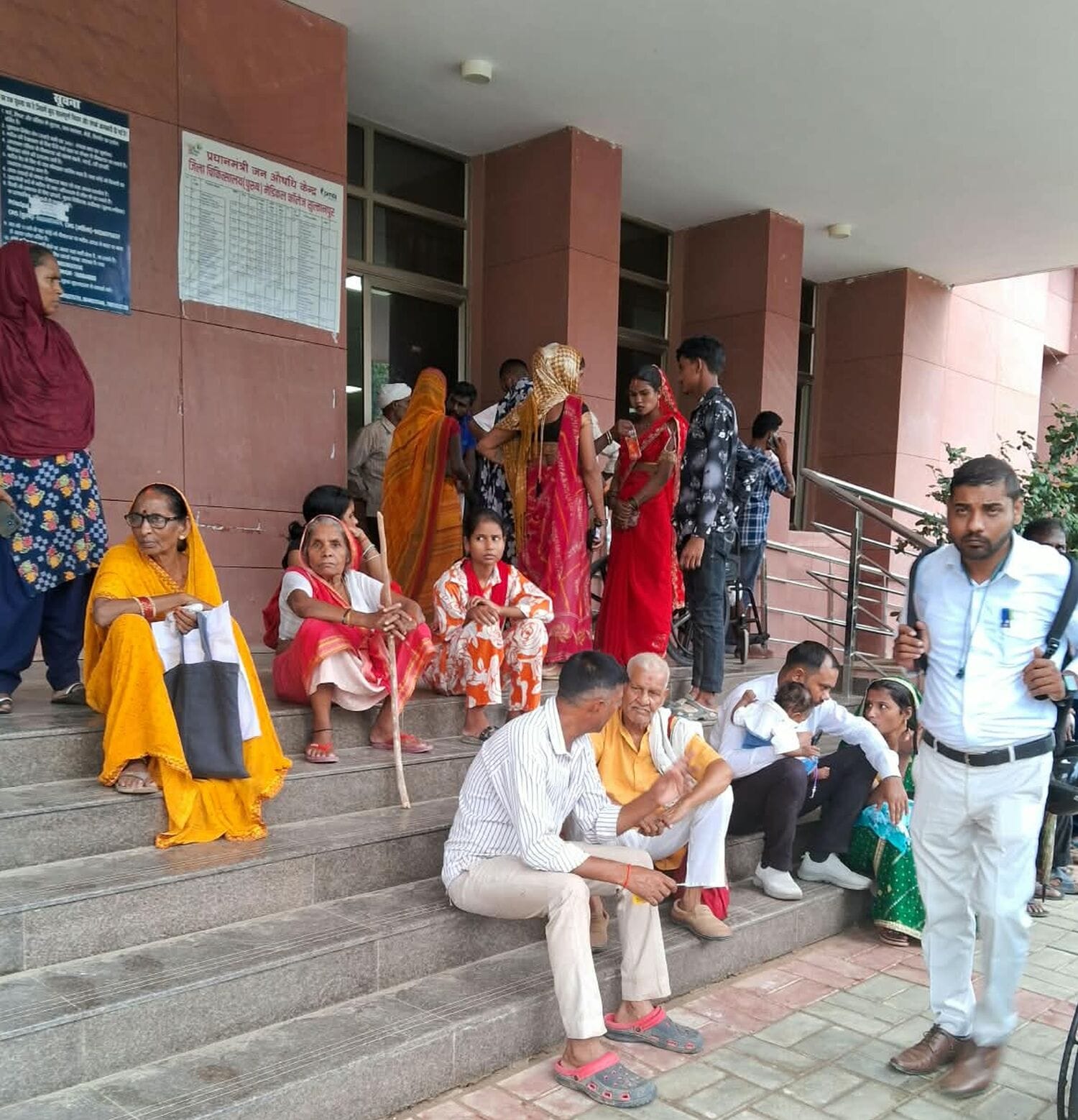 मेडिकल कॉलेज के मुख्य द्वार पर बैठे इलाज कराने आए मरीज। संवाद  