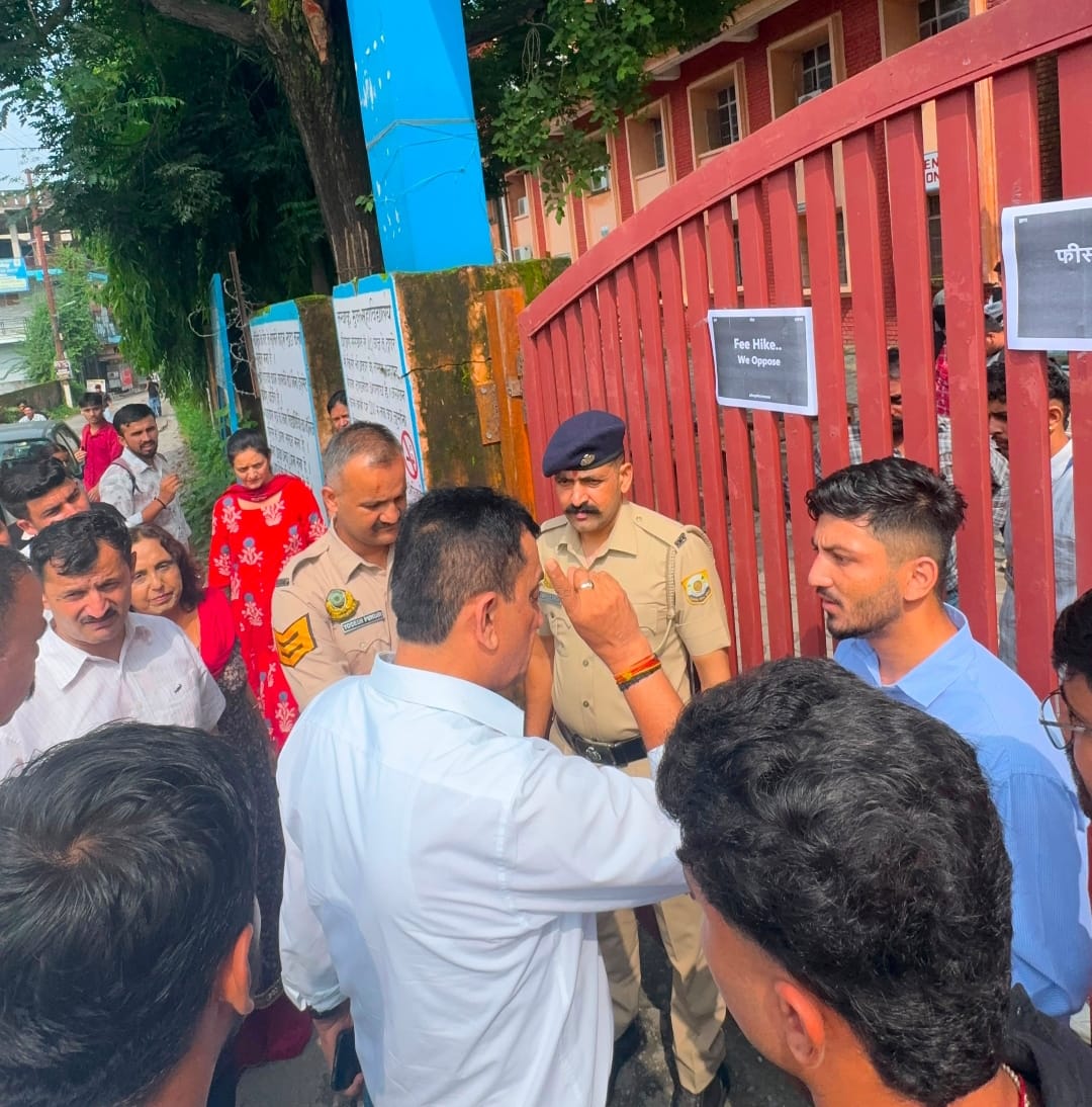 माँगो को लेकर कॉलेज गेट पर आंशिक तालाबंदी के दौरान प्राचार्य व पुलिस एबीवीपी छात्र संघ के पदाधि