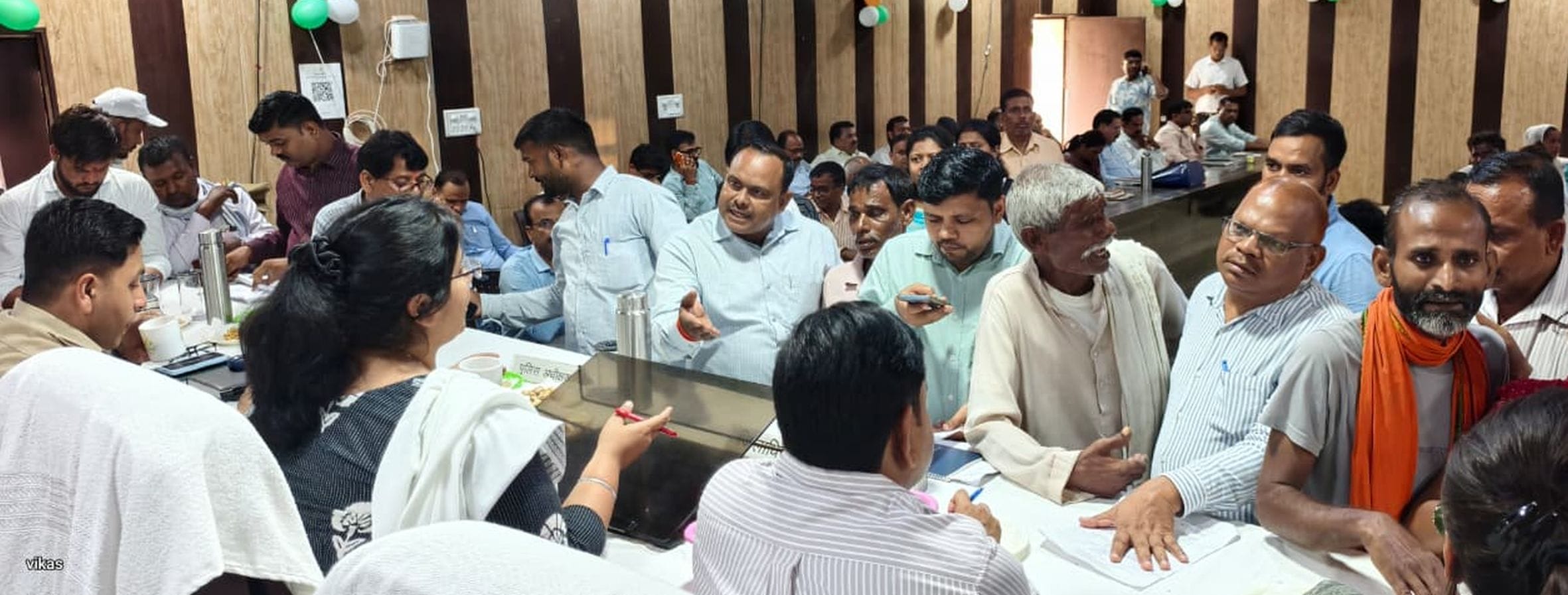 महराजगंज तहसील सभागार में संपूर्ण समाधान दिवस का फरियादियों की शिकायत सुनती डीएम व एसपी। 