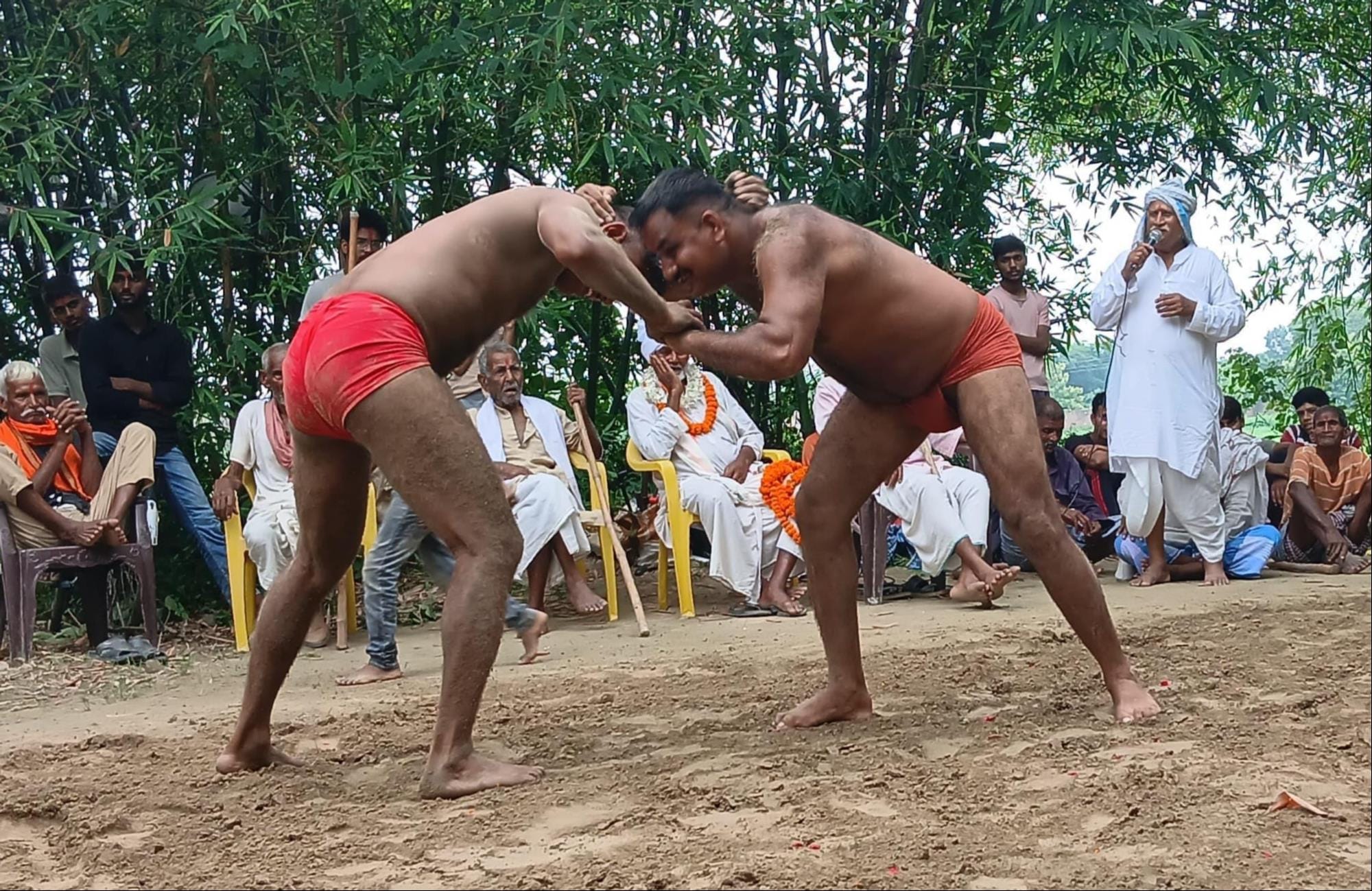 महुवारी उर्फ अफलेपुर बागा में कुश्ती लड़ते पहलवान। संवाद