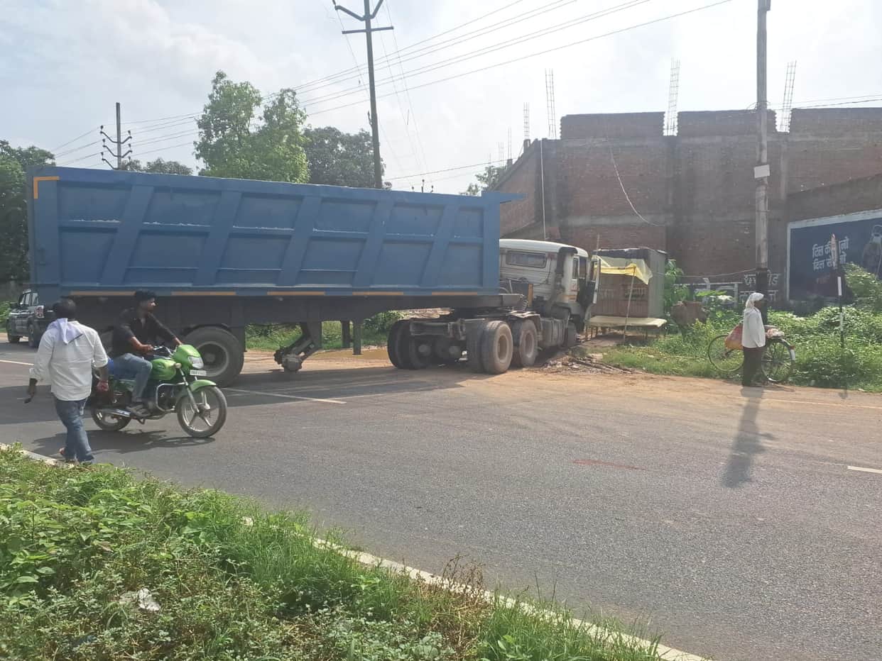 Gravel-laden truck plunges into a drain near Mirhachi; traffic jammed for an hour and a half.