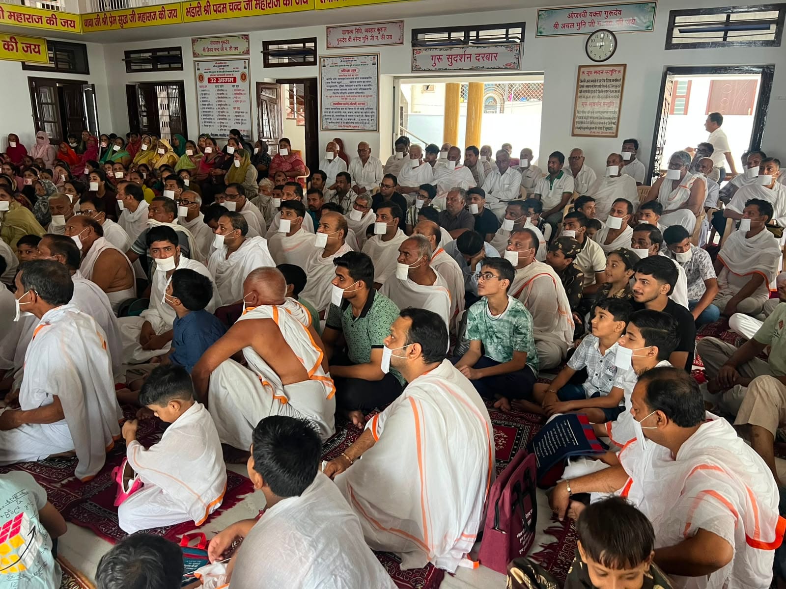मतलौडा में प्रवचन सुनते श्रावक। स्रोत : सभा
