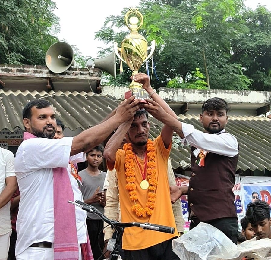मतेथू में क्रास कंट्री रेस के विजेता को पुरस्कृत करते अतिथि। स्रोत संगठन