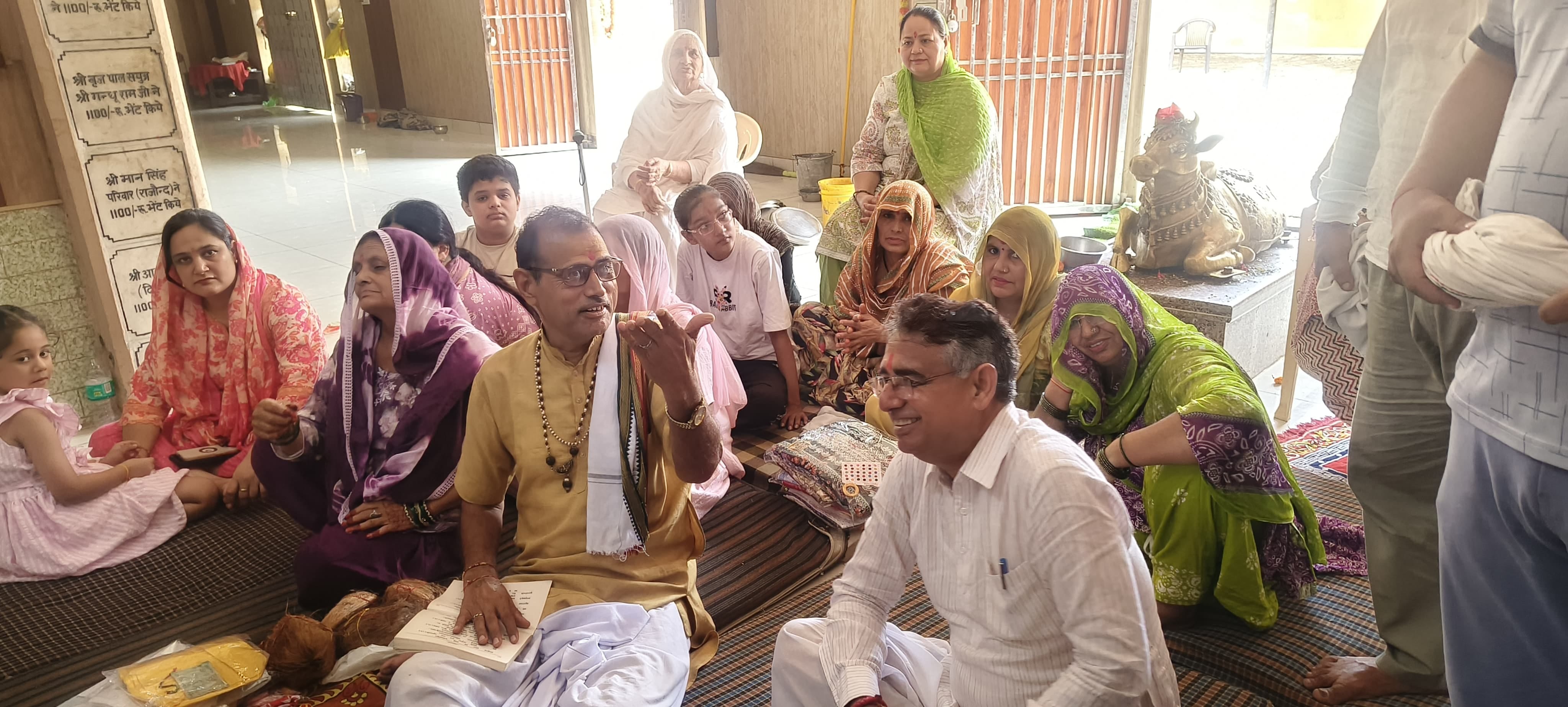 मंदिर में काल सर्प दोष की शांति के लिए पूजा अर्चना हवन यज्ञ करवाते आचार्य राम भगत। विज्ञप्ति