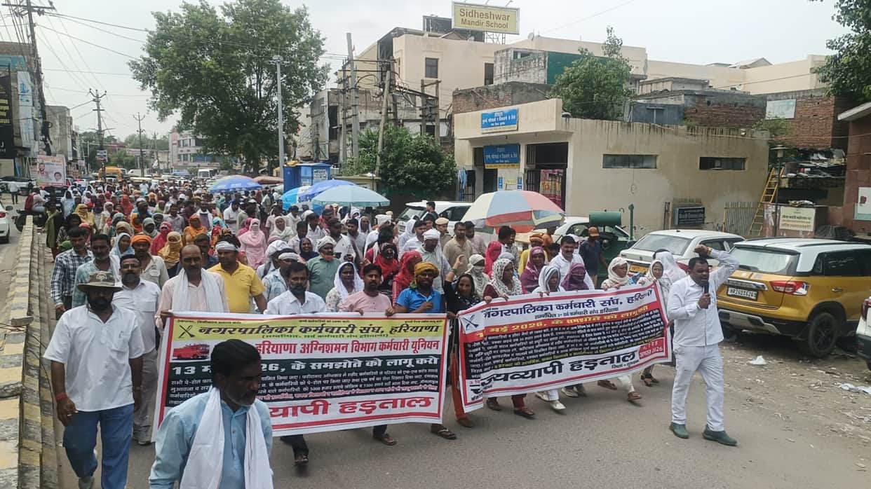 Corporation employees' strike enters 13th day; Minister's effigy burned.