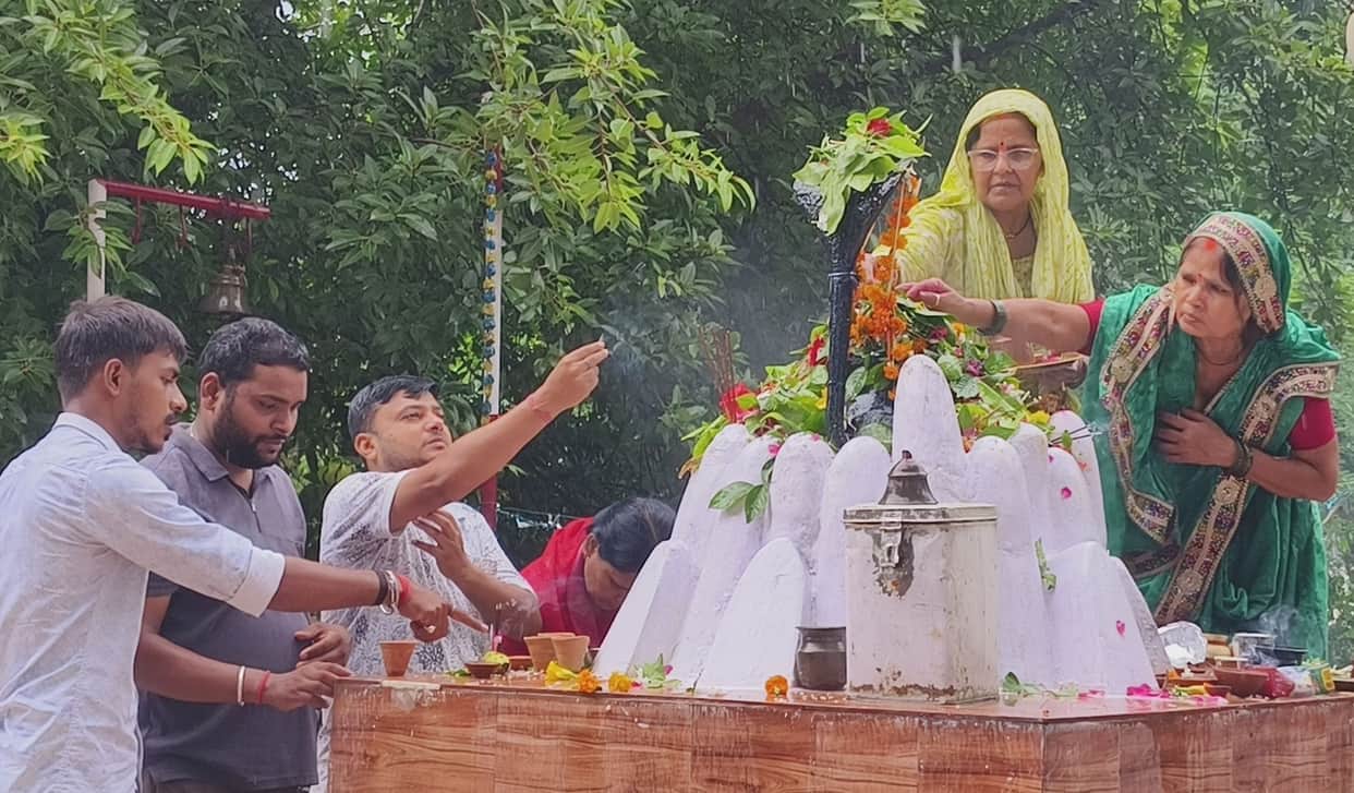 Devotees throng to seek blessings of Bhole Baba