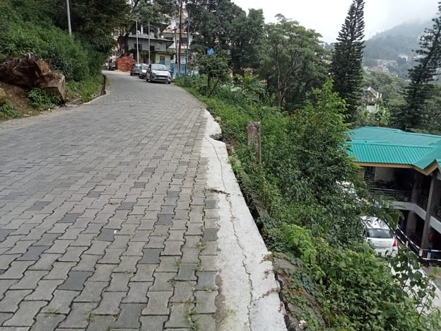 Kangra News: गुरुद्वारा रोड पर टूटी तारबंदी से हादसों की आशंका