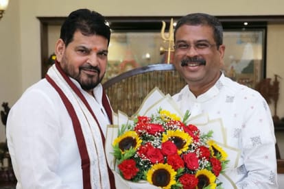 नईदिल्ली में पूर्व शिक्षामंत्री धर्मेंद्र प्रधान से मुलाकात करते पूर्व सांसद बृजभूषण शरण सिंह।