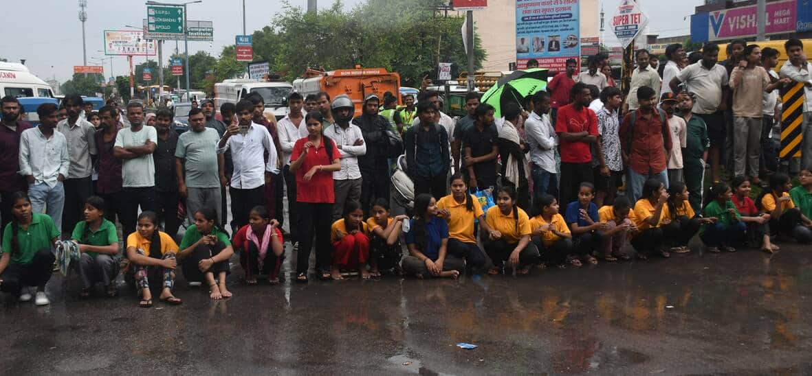 Now, Sarvodaya Vidyalaya students have staged a road blockade.