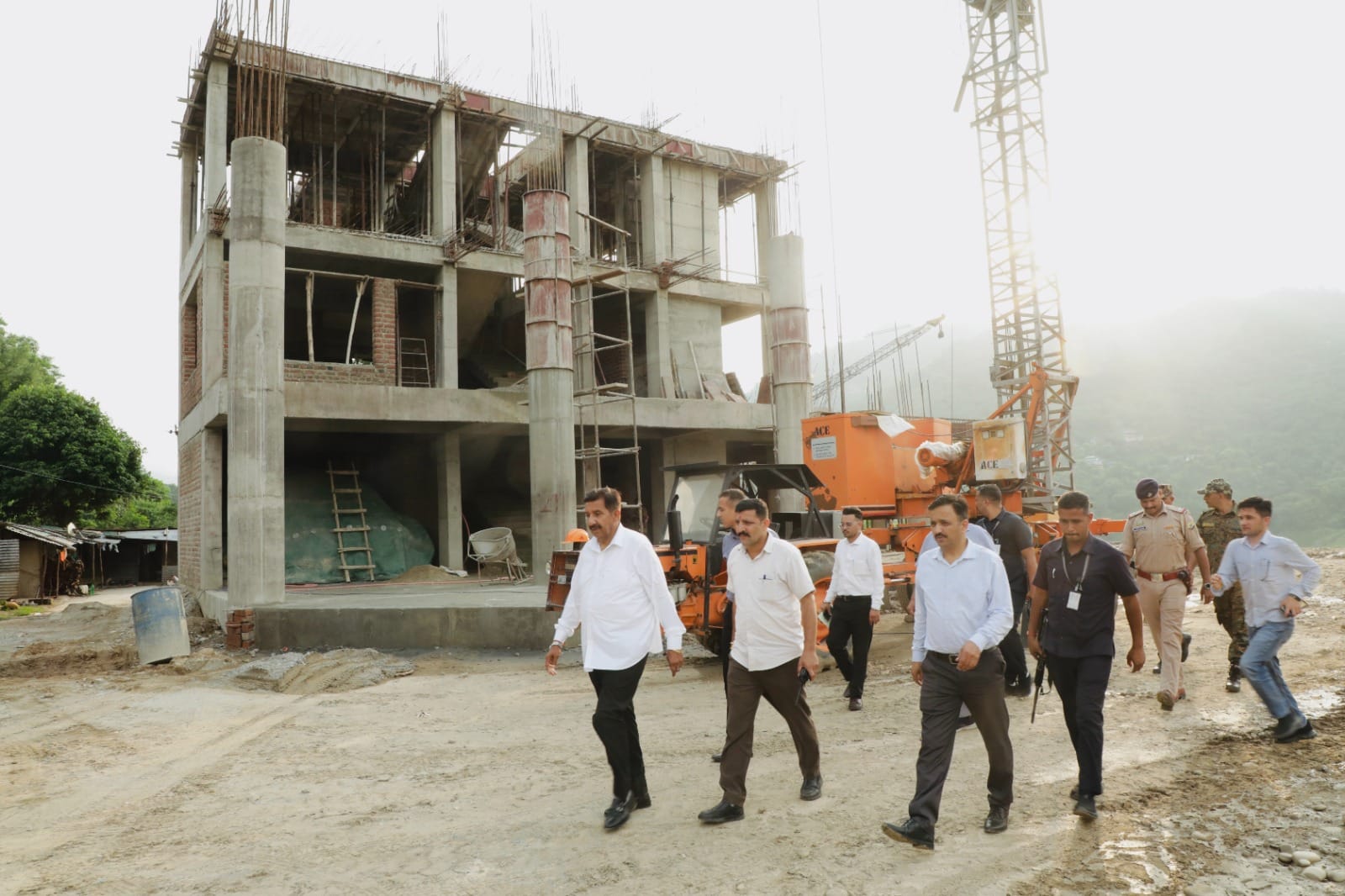 निर्माणाधीन मंडी भराड़ी बस अड्डा का निरीक्षण करते उप मुख्यमंत्री। स्रोत: डीपीआरओ