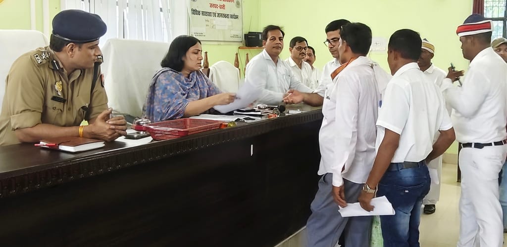 रूधौली तहसील में संपूर्ण समाधान दिवस पर समस्या सुनती डीएम-संवाद