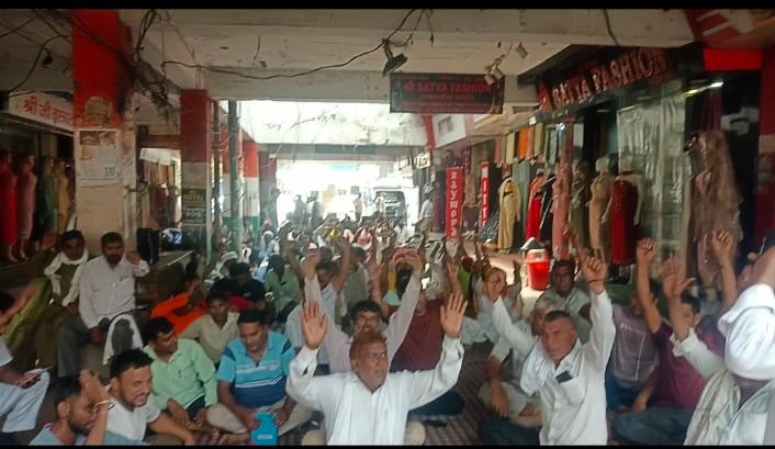 पालिका बाजार कार्यालय के नीचे नारेबाजी करते निगम कर्मचारी। संवाद