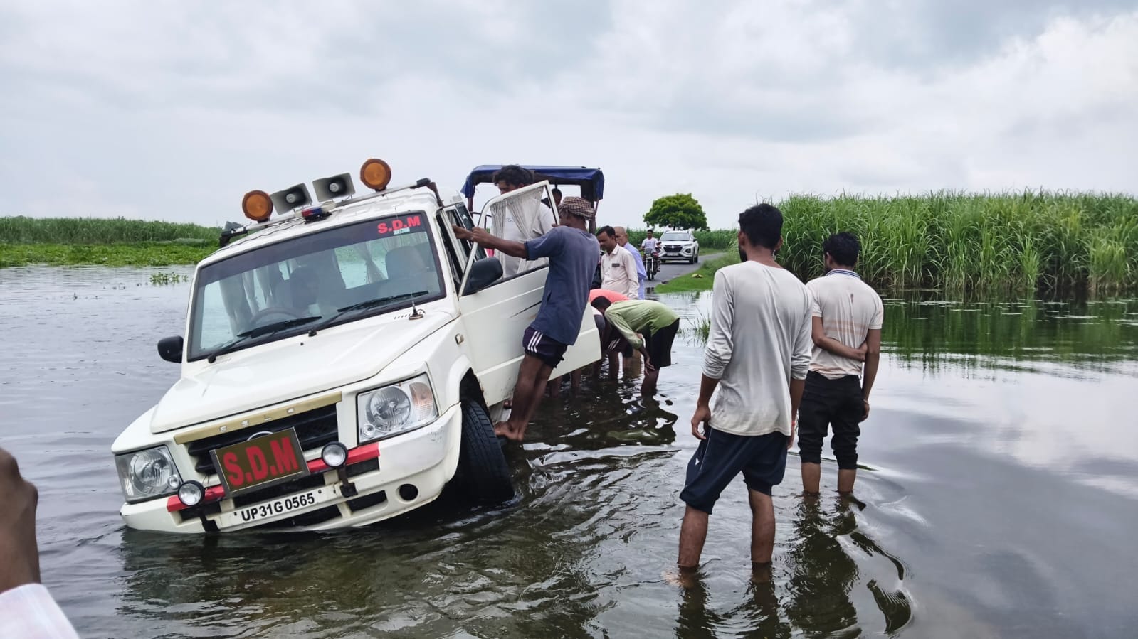 पानी में फंसी एसडीएम यदुवीर सिंह की गाड़ी। संवाद