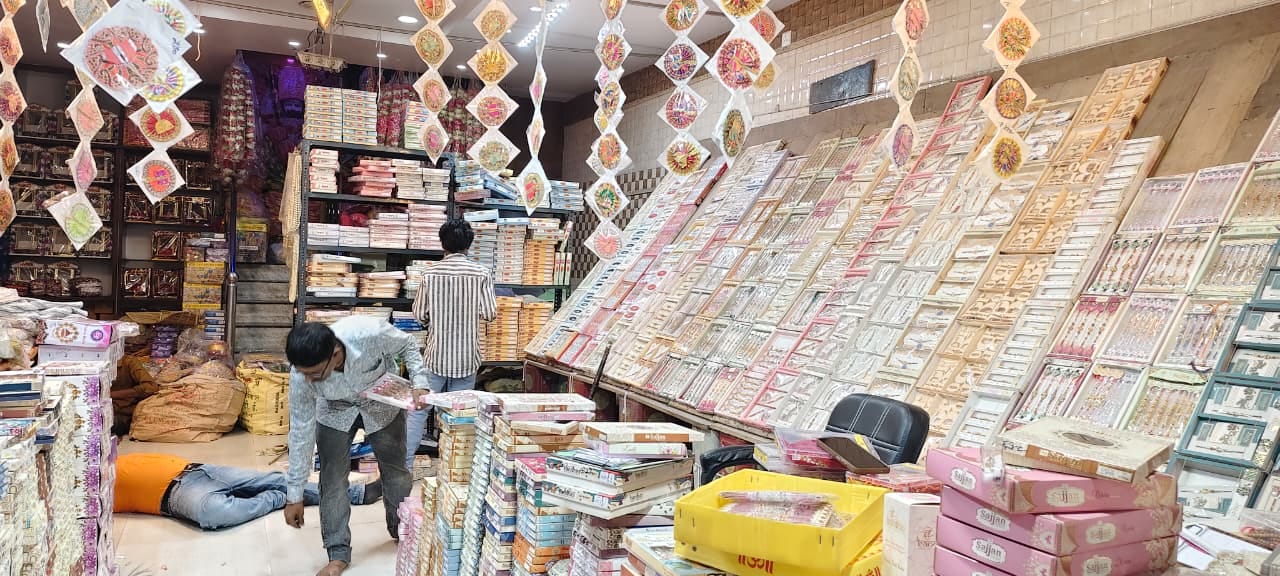 पुरानी बस्ती में सजी राखी की दुकान संवाद