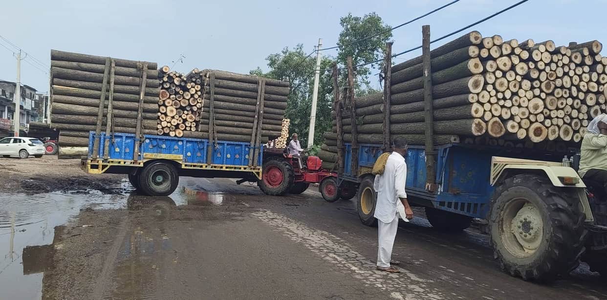 Traffic jams caused by trailers on the old Saharanpur Highway