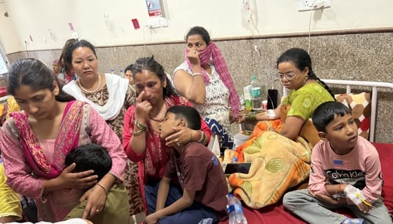 प्राथमिक विद्यालय बाड़ी में खीर खाने के बाद तबियत बिगड़ने पर सीएचसी पतलीकूहल में उपचार के लिए ल