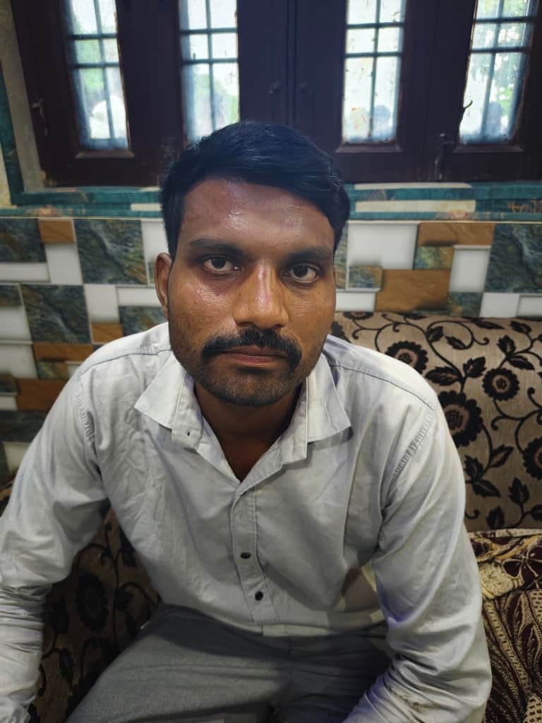 Three miscreants robbed a finance company employee in broad daylight.